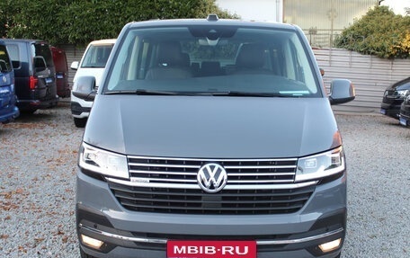 Volkswagen Multivan T6 рестайлинг, 2022 год, 4 980 000 рублей, 2 фотография