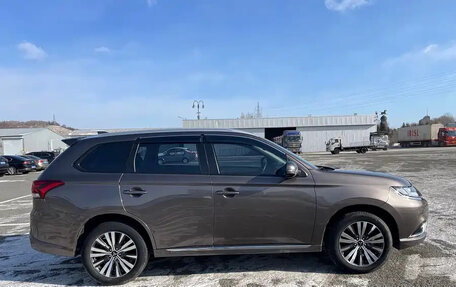 Mitsubishi Outlander III рестайлинг 3, 2022 год, 2 172 000 рублей, 6 фотография