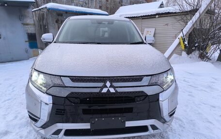 Mitsubishi Outlander III рестайлинг 3, 2019 год, 3 500 000 рублей, 2 фотография
