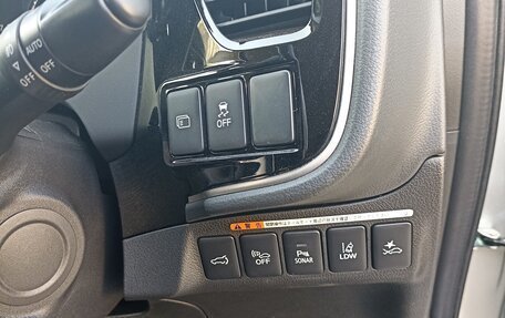 Mitsubishi Outlander III рестайлинг 3, 2019 год, 3 500 000 рублей, 22 фотография