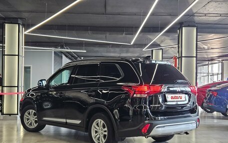 Mitsubishi Outlander III рестайлинг 3, 2021 год, 2 390 000 рублей, 3 фотография