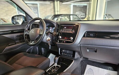Mitsubishi Outlander III рестайлинг 3, 2021 год, 2 390 000 рублей, 8 фотография