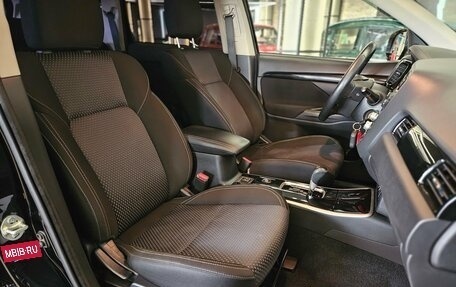 Mitsubishi Outlander III рестайлинг 3, 2021 год, 2 390 000 рублей, 14 фотография