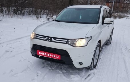 Mitsubishi Outlander III рестайлинг 3, 2013 год, 1 480 000 рублей, 2 фотография