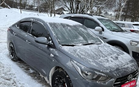 Hyundai Solaris II рестайлинг, 2017 год, 770 000 рублей, 1 фотография