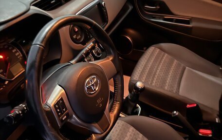 Toyota Yaris III рестайлинг, 2017 год, 1 350 000 рублей, 11 фотография