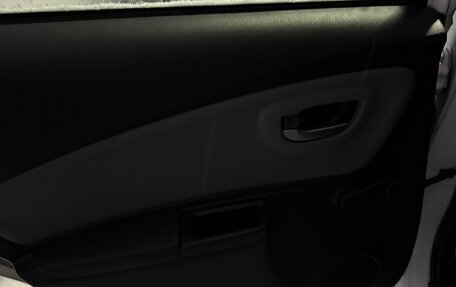 Toyota Yaris III рестайлинг, 2017 год, 1 350 000 рублей, 10 фотография