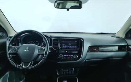 Mitsubishi Outlander III рестайлинг 3, 2018 год, 1 947 000 рублей, 12 фотография