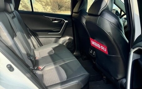 Toyota RAV4, 2021 год, 3 900 000 рублей, 2 фотография