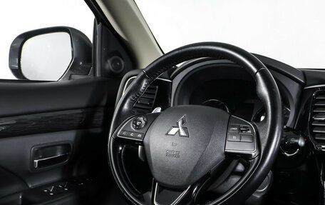 Mitsubishi Outlander III рестайлинг 3, 2015 год, 1 841 000 рублей, 13 фотография