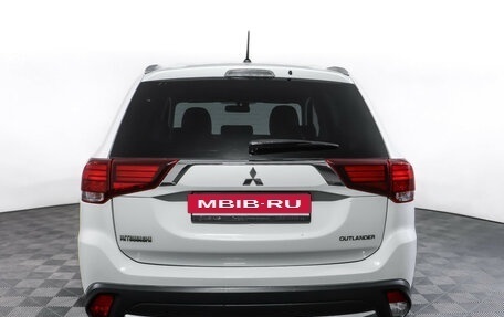Mitsubishi Outlander III рестайлинг 3, 2015 год, 1 841 000 рублей, 6 фотография