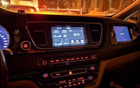 KIA Carnival III, 2018 год, 2 600 000 рублей, 22 фотография