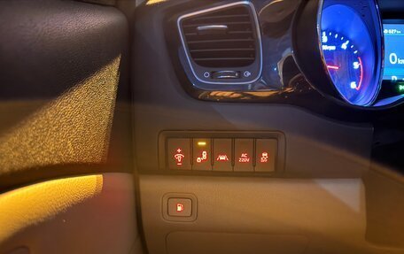 KIA Carnival III, 2018 год, 2 600 000 рублей, 23 фотография