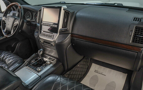 Toyota Land Cruiser 200, 2017 год, 4 699 000 рублей, 20 фотография