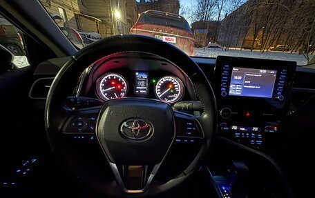 Toyota Camry, 2021 год, 2 400 000 рублей, 10 фотография