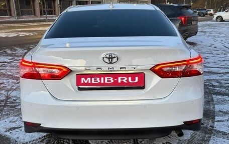 Toyota Camry, 2021 год, 2 400 000 рублей, 4 фотография