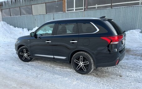 Mitsubishi Outlander III рестайлинг 3, 2017 год, 3 595 000 рублей, 2 фотография