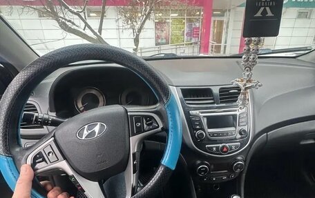 Hyundai Solaris II рестайлинг, 2015 год, 800 000 рублей, 4 фотография