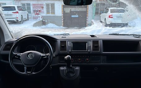 Volkswagen Caravelle T6 рестайлинг, 2017 год, 3 500 000 рублей, 2 фотография