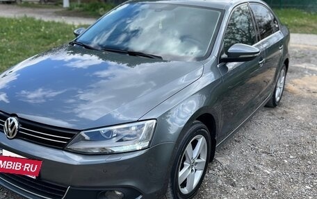 Volkswagen Jetta VI, 2011 год, 1 250 000 рублей, 2 фотография