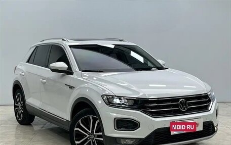 Volkswagen T-Roc I, 2022 год, 1 295 000 рублей, 2 фотография