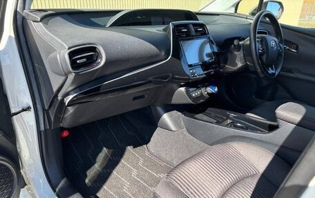 Toyota Prius IV XW50, 2019 год, 1 365 000 рублей, 12 фотография