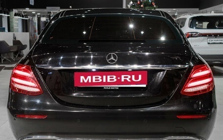 Mercedes-Benz E-Класс, 2018 год, 3 100 000 рублей, 5 фотография