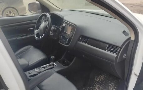 Mitsubishi Outlander III рестайлинг 3, 2015 год, 1 720 000 рублей, 6 фотография