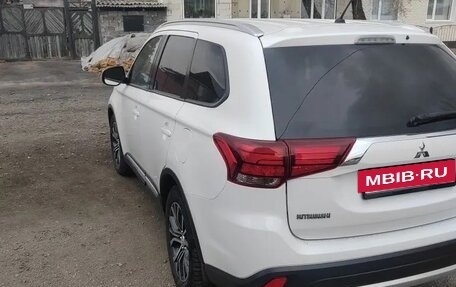 Mitsubishi Outlander III рестайлинг 3, 2015 год, 1 720 000 рублей, 4 фотография