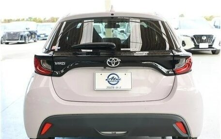 Toyota Yaris, 2022 год, 1 100 000 рублей, 5 фотография