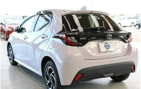 Toyota Yaris, 2022 год, 1 100 000 рублей, 2 фотография