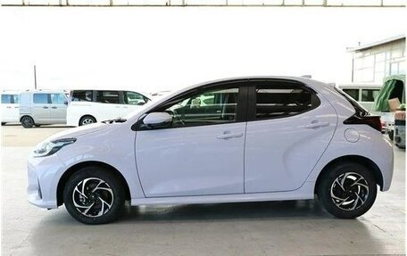 Toyota Yaris, 2022 год, 1 100 000 рублей, 4 фотография