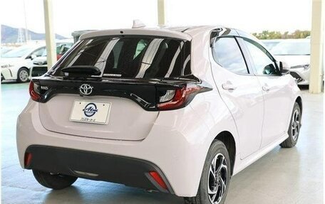 Toyota Yaris, 2022 год, 1 100 000 рублей, 6 фотография