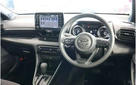 Toyota Yaris, 2022 год, 1 100 000 рублей, 8 фотография