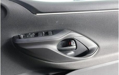 Toyota Yaris, 2022 год, 1 100 000 рублей, 9 фотография