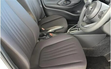 Toyota Yaris, 2022 год, 1 100 000 рублей, 25 фотография