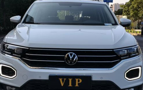 Volkswagen T-Roc I, 2022 год, 2 000 000 рублей, 2 фотография