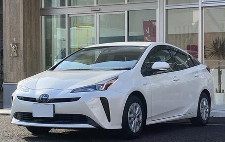 Toyota Prius IV XW50, 2020 год, 1 495 000 рублей, 1 фотография