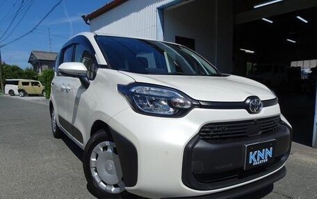 Toyota Sienta, 2022 год, 1 370 000 рублей, 1 фотография