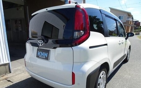 Toyota Sienta, 2022 год, 1 370 000 рублей, 4 фотография