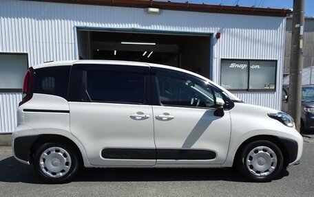 Toyota Sienta, 2022 год, 1 370 000 рублей, 7 фотография