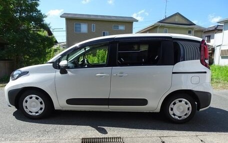 Toyota Sienta, 2022 год, 1 370 000 рублей, 8 фотография