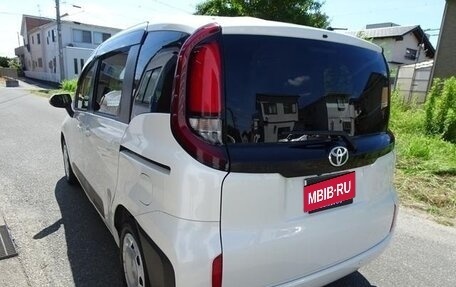 Toyota Sienta, 2022 год, 1 370 000 рублей, 6 фотография