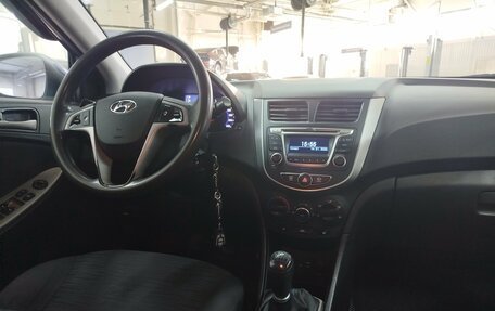 Hyundai Solaris II рестайлинг, 2016 год, 1 000 000 рублей, 12 фотография