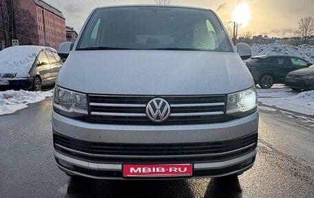 Volkswagen Caravelle T6 рестайлинг, 2016 год, 2 800 000 рублей, 1 фотография