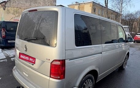 Volkswagen Caravelle T6 рестайлинг, 2016 год, 2 800 000 рублей, 4 фотография