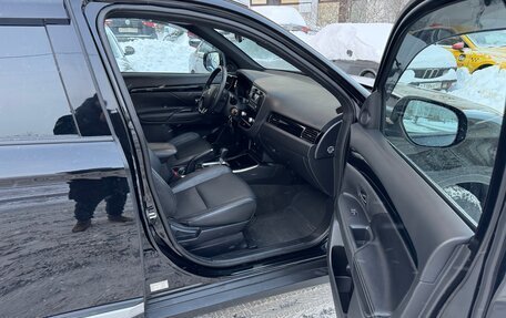 Mitsubishi Outlander III рестайлинг 3, 2021 год, 2 700 000 рублей, 9 фотография