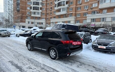 Mitsubishi Outlander III рестайлинг 3, 2021 год, 2 700 000 рублей, 4 фотография