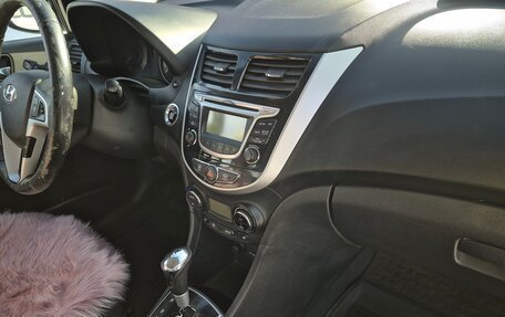 Hyundai Solaris II рестайлинг, 2011 год, 800 000 рублей, 7 фотография