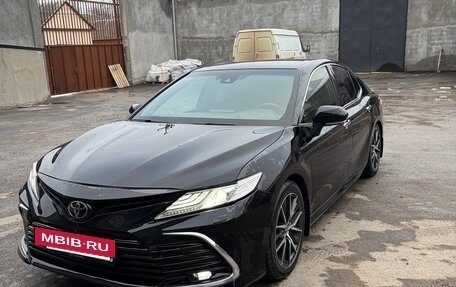 Toyota Camry, 2021 год, 3 300 000 рублей, 2 фотография